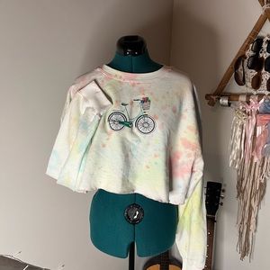 Super cute, tye-dye sweatshirt with bike patch 🥰